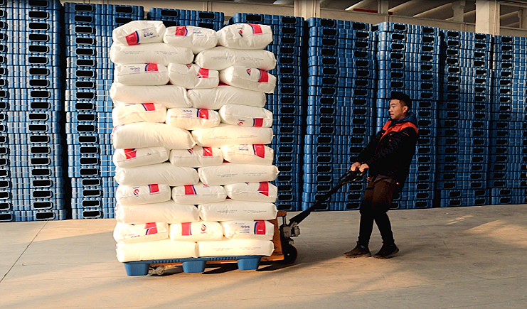 塑料托盘厂家分析,什么样的企业更适宜采用带塑料托盘操作?